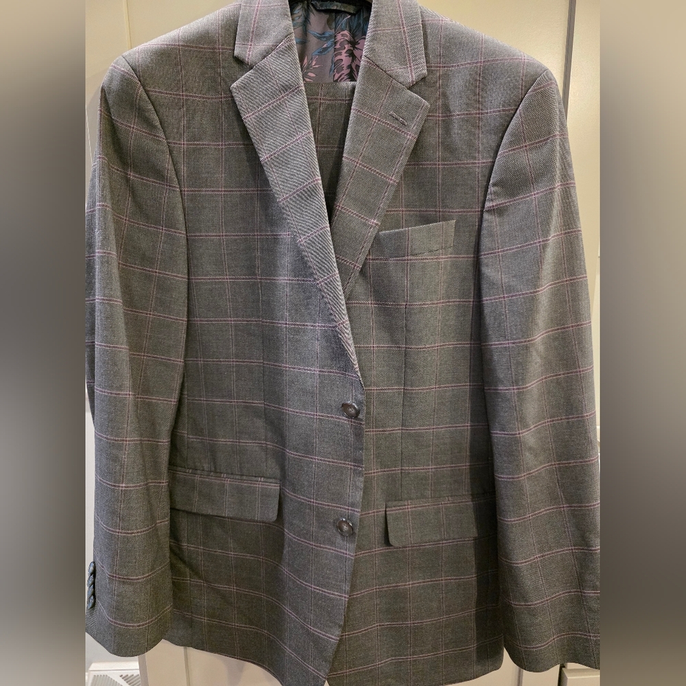 Mens 38r SEAN JOHN 2 Piece Gray/Purple Windowpane Suit.